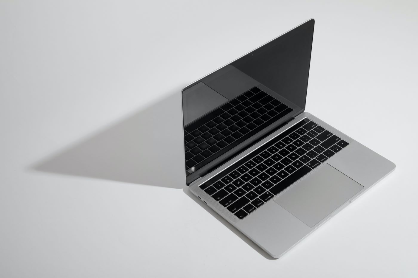 MacBook Pro z wymazaną zawartością