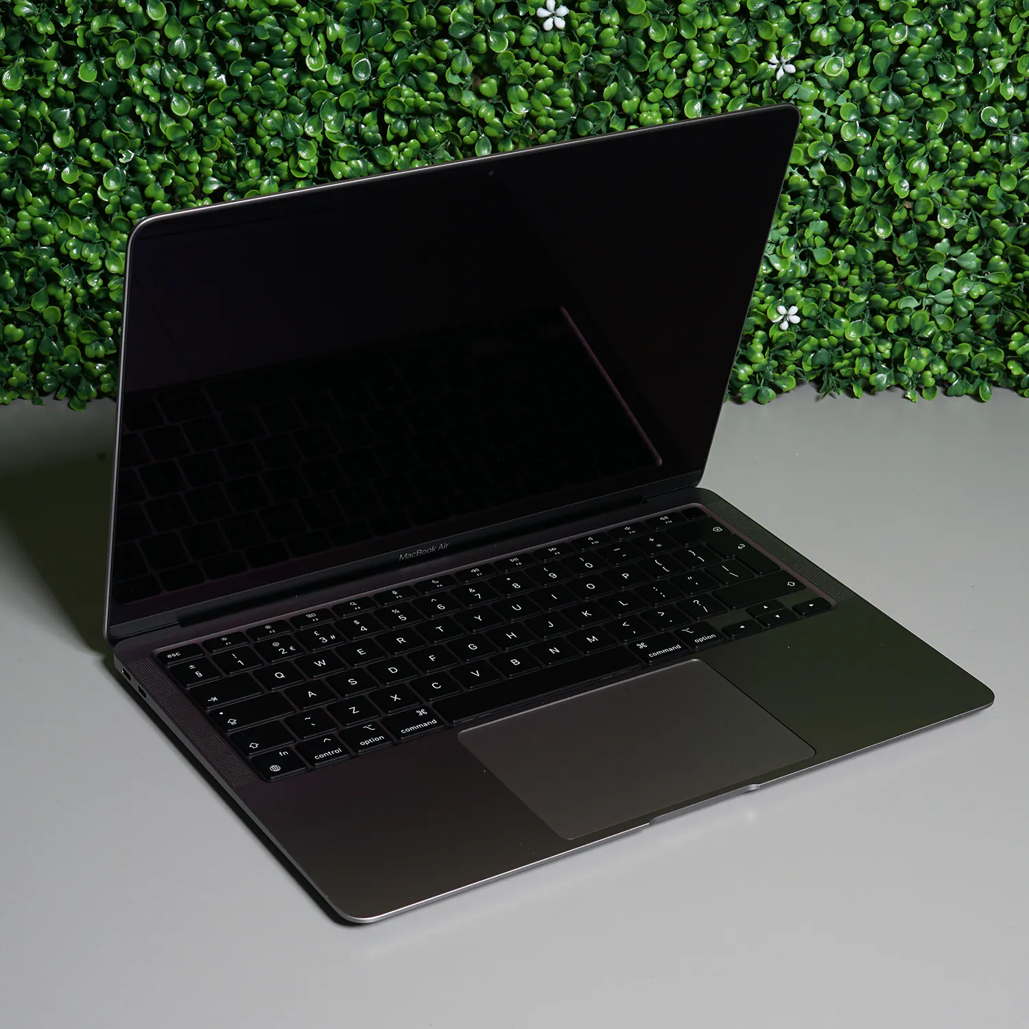 MacBook Air M1 to świetny laptop dla grafika z wydajną baterią